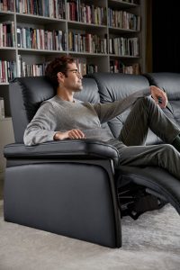 Stressless_Mary_Wood_4s_Power_Pal_Shaddow_Blue_Black_detail_ModelM2