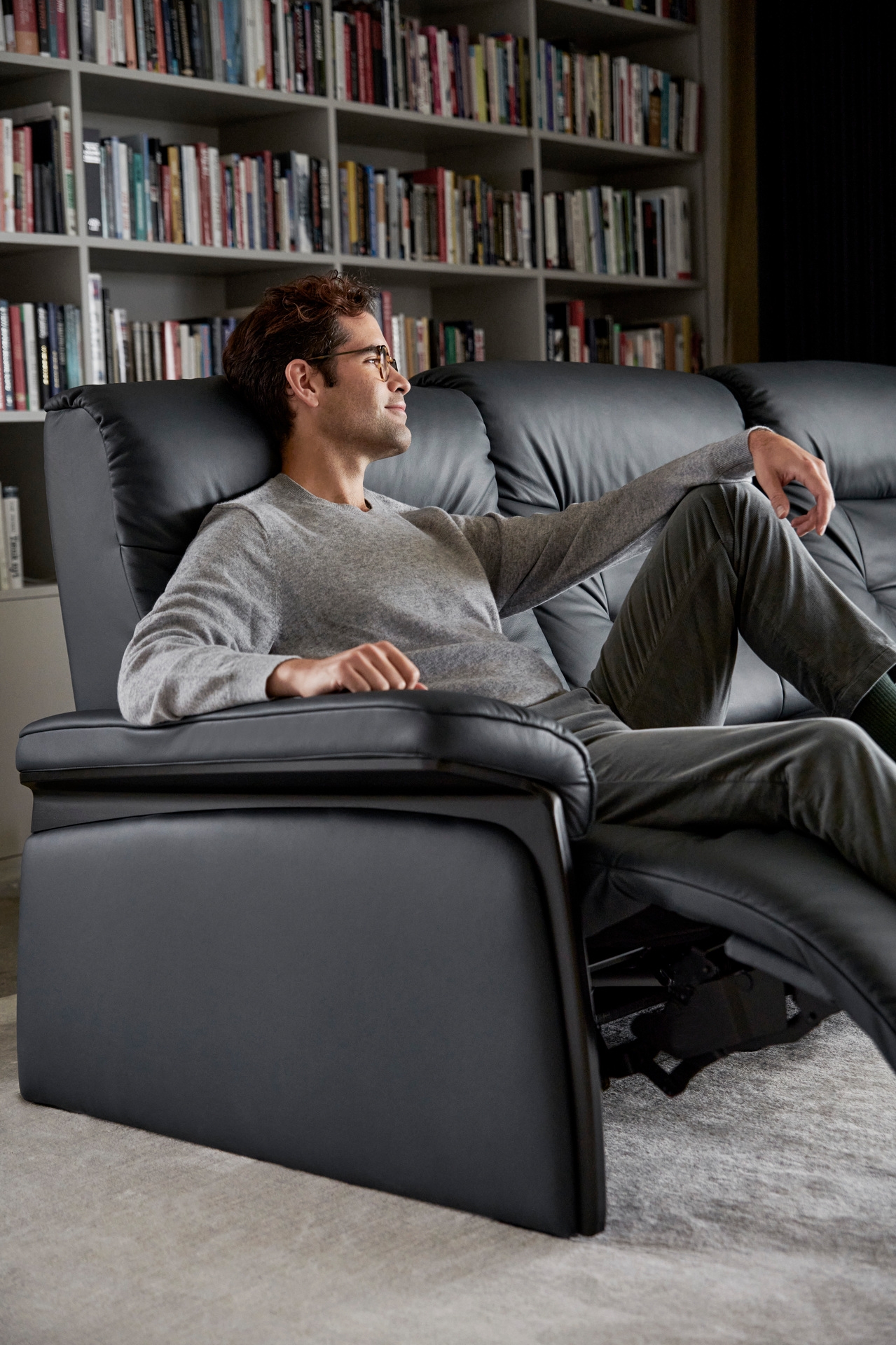 Stressless_Mary_Wood_4s_Power_Pal_Shaddow_Blue_Black_detail_ModelM2