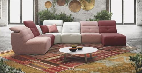 canapé rose et bordeaux